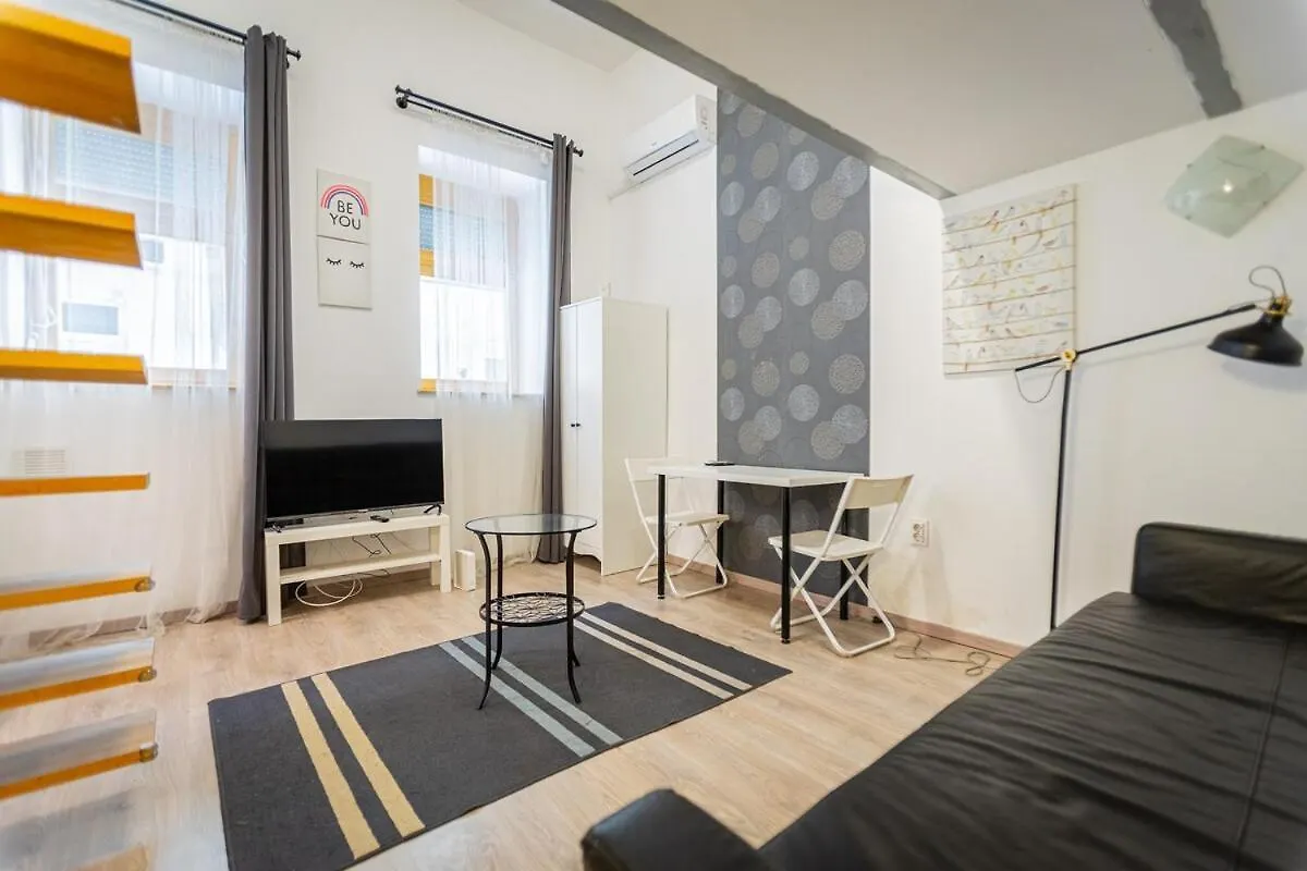 Cool Apartment In The Downtown, Eduardo Budapest 0*,  Hungría